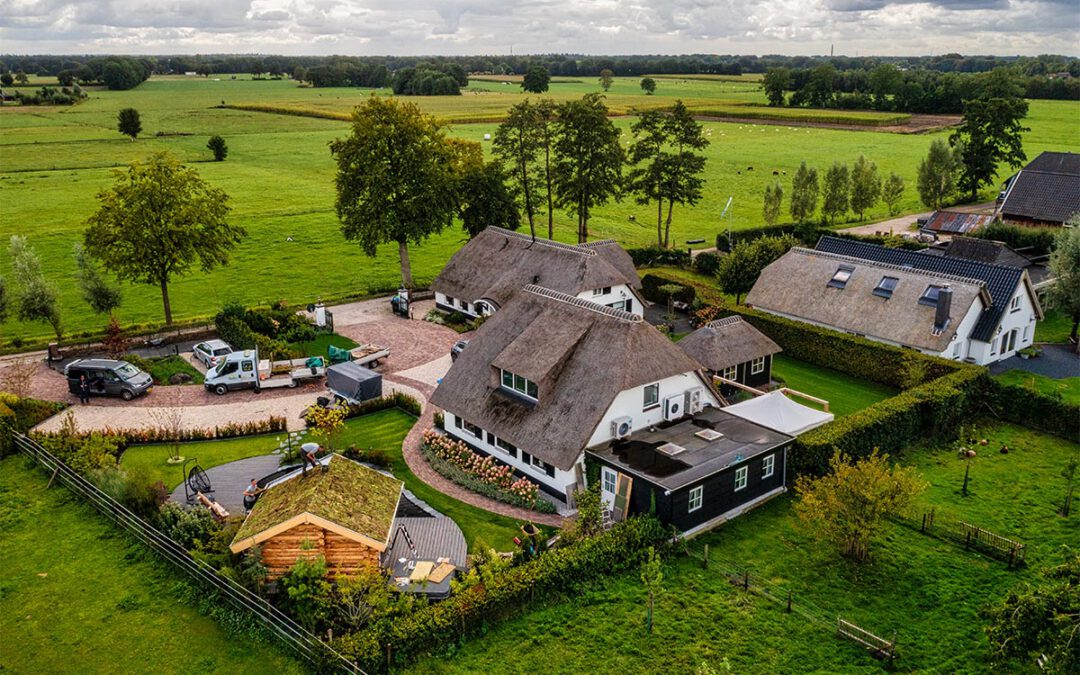 Landelijke tuin met blokhut en koivijver
