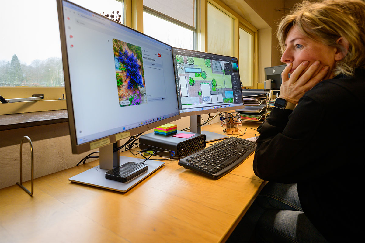 een vrouw achter een computer die een tuinontwerp aan het maken is