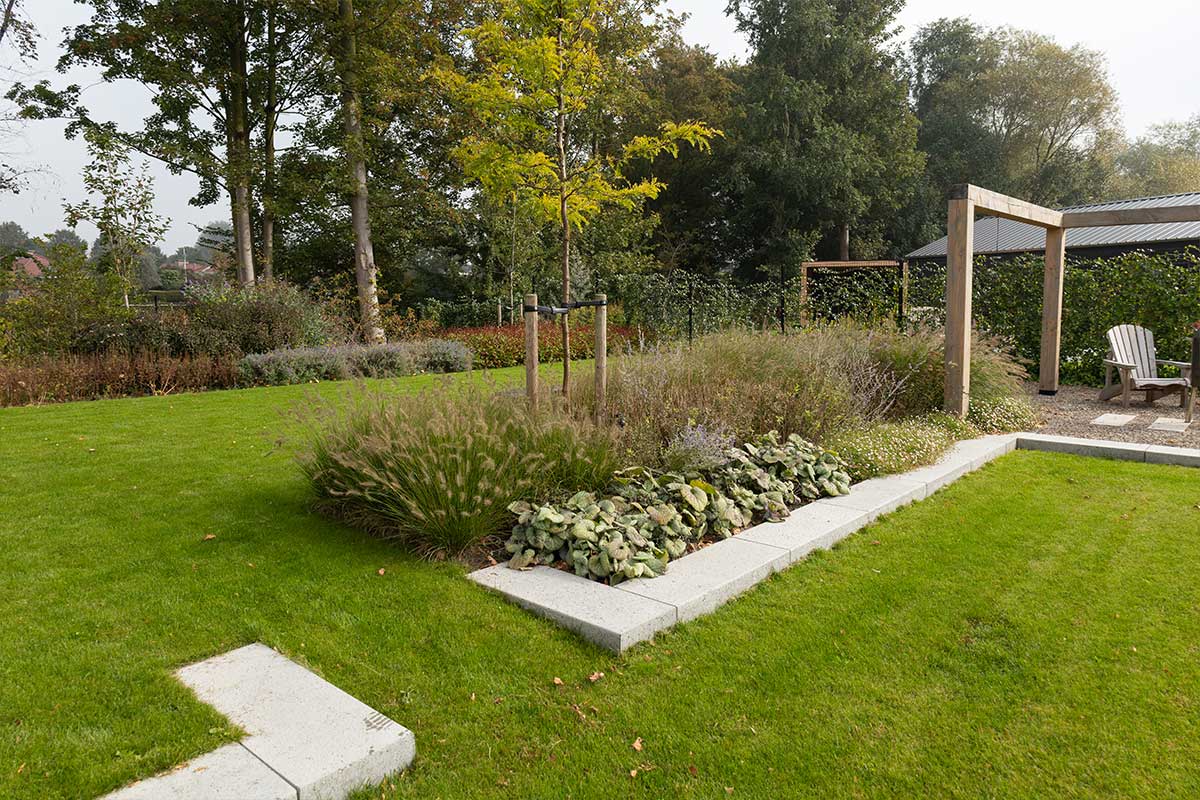 tuinaanleg in nunspeet met veel gras en mooi schijdingen
